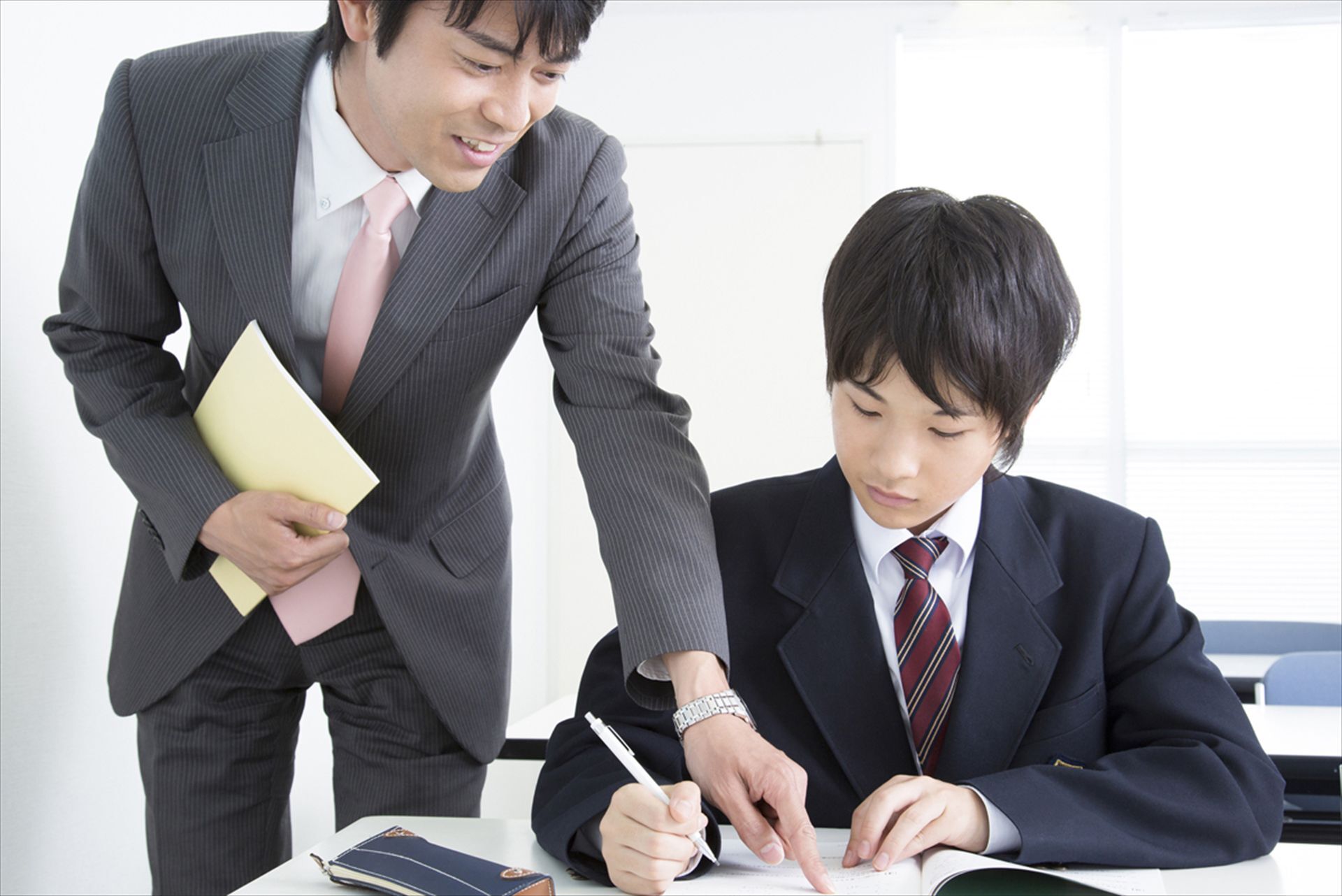 問題のポイントを教える先生